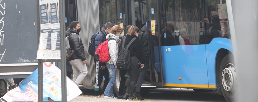 Studenti alla fermata autobus