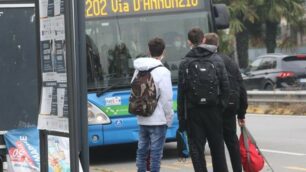 Studenti alla fermata autobus