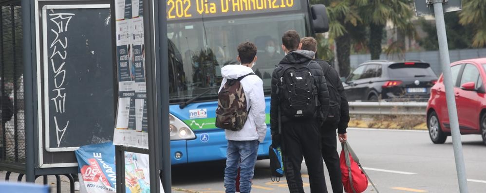 Studenti alla fermata autobus