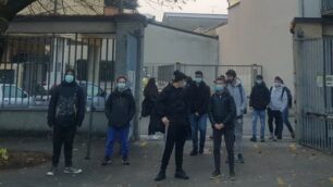 Lissone: studenti del Meroni all'ingresso della scuola