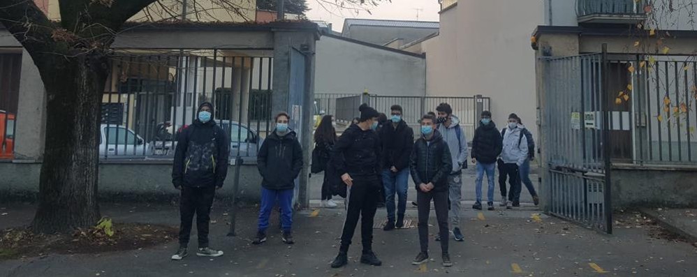 Lissone: studenti del Meroni all'ingresso della scuola