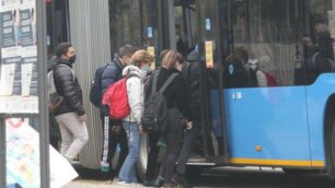 Studenti alla fermata dell’autobus