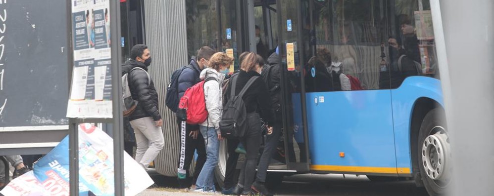 Studenti alla fermata dell’autobus