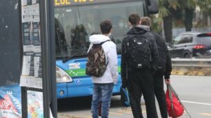 Studenti alla fermata autobus