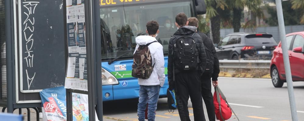 Studenti alla fermata autobus