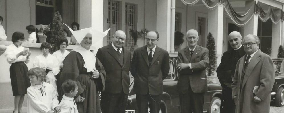 1954: accanto alla superiora Maria Lucchini, Ercole Pozzi, figlio del fondatore dell'istituto, il sindaco Antonio Colombo e don Giuseppe Rimoldi