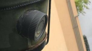 La non proprio invisibile telecamera nel vaso