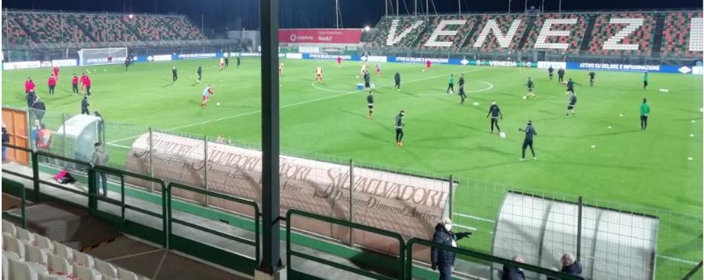 La fase di riscaldamento allo stadio Penzo di Venezia