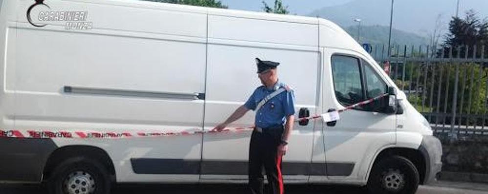 Uno dei furgoni rubati recuperato dai carabinieri