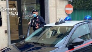 I carabinieri di Carate davanti al negozio dove è avvenuta la tentata rapina