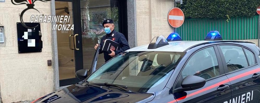 I carabinieri di Carate davanti al negozio dove è avvenuta la tentata rapina