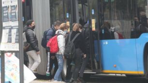 Studenti alla fermata dell’autobus