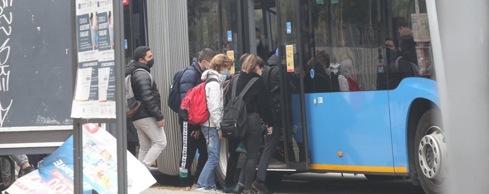 Studenti alla fermata dell’autobus