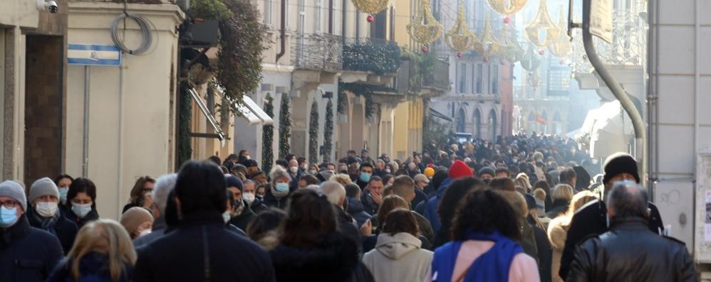 Monza Folla in centro domenica 13 dicembre 2020