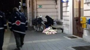 Gli uomini della Croce rossa durante un giro di controllo nella stazione di Seregno