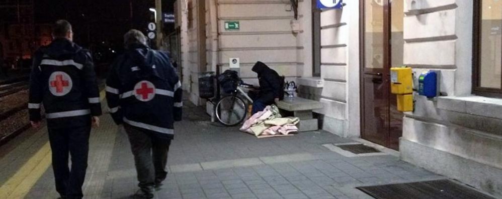 Gli uomini della Croce rossa durante un giro di controllo nella stazione di Seregno