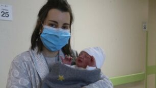 Ismaele Viganò con la mamma Francesca Ghirini primo nato 2021 all’ospedale di Monza