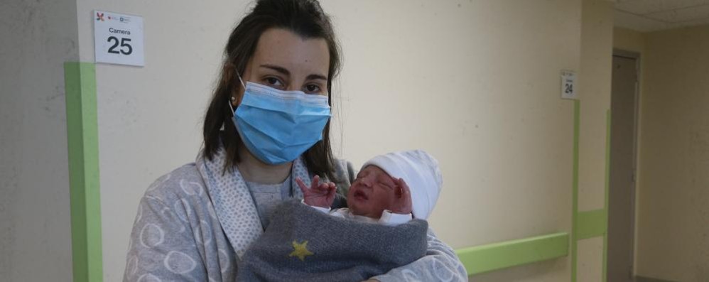Ismaele Viganò con la mamma Francesca Ghirini primo nato 2021 all’ospedale di Monza