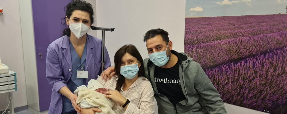 Olivia Folliero prima nata 2021 con mamma Erica e papà Enzo