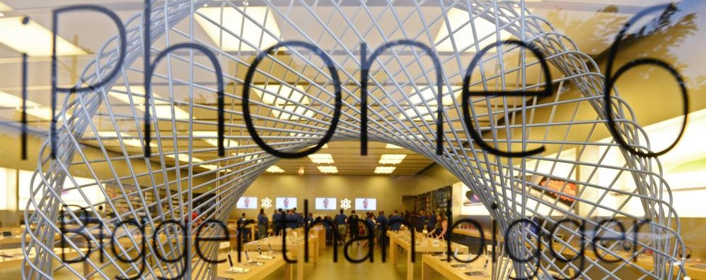 Un negozio della Apple durante il lancio di iPhone 6