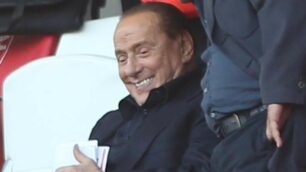 Berlusconi allo stadio per una partita del Monza. Nei giorni scorsi era stato ricoverato a Monaco, ma è stato dimesso