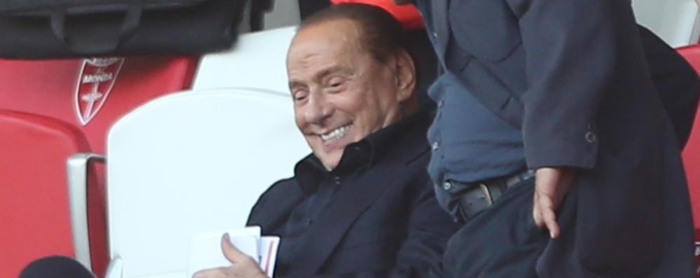 Berlusconi allo stadio per una partita del Monza. Nei giorni scorsi era stato ricoverato a Monaco, ma è stato dimesso