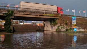 Maltempo, a Busnago allagato lo svincolo che dalla provinciale porta al centro commerciale Globo