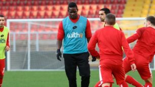 Mario Balotelli durante il riscaldamento di Lecce-Monza: sarebbe dovuto partire titolare, non vedrà il campo