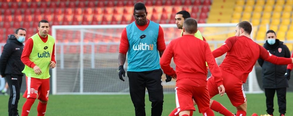 Mario Balotelli durante il riscaldamento di Lecce-Monza: sarebbe dovuto partire titolare, non vedrà il campo