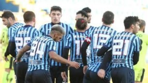 L’esultanza dei giocatori del Lecco dopo un gol