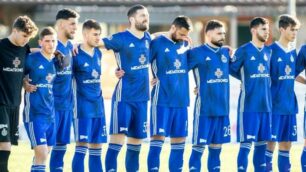 Francesco Colantonio, secondo da sinistra, con la maglia del Seregno sul campo del Villa Valle, unica presenza per lui in azzurro nello scorso campionato.