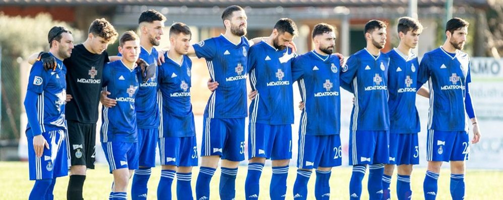 Francesco Colantonio, secondo da sinistra, con la maglia del Seregno sul campo del Villa Valle, unica presenza per lui in azzurro nello scorso campionato.