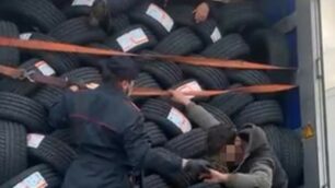 Un carabiniere aiuta uno dei ragazzi a scendere dal camion