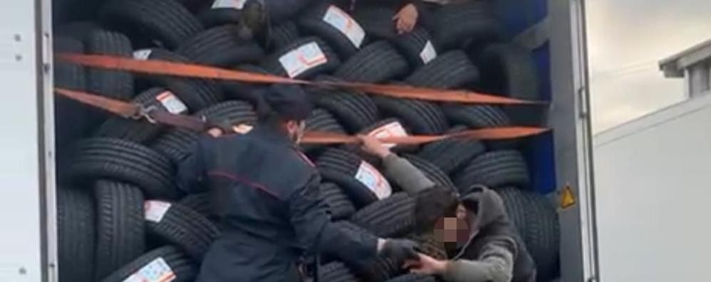 Un carabiniere aiuta uno dei ragazzi a scendere dal camion