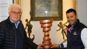 Ciclismo Lissone: Silvano Lissoni e Enrico Biganzoli con il trofeo Giro d'Italia al museo Agostoni
