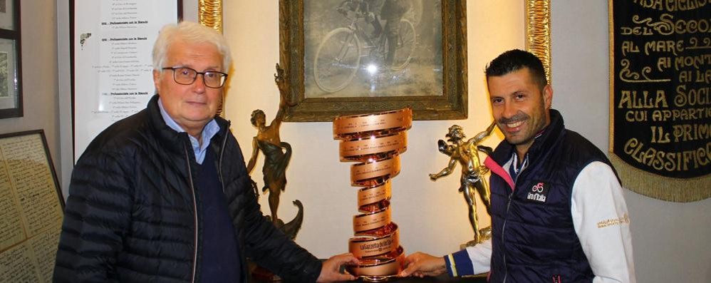 Ciclismo Lissone: Silvano Lissoni e Enrico Biganzoli con il trofeo Giro d'Italia al museo Agostoni