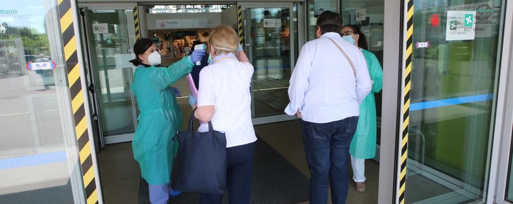 Ospedale san Gerardo, le operazioni all’ingresso