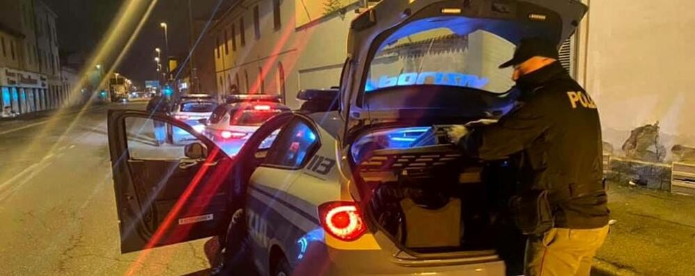 Le Volanti della polizia in via Borgazzi