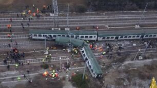 Il treno deragliato a Pioltello visto dall’alto