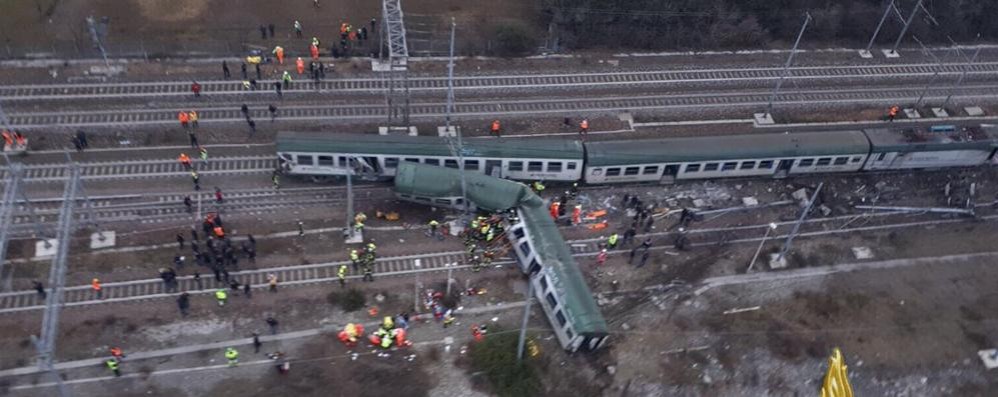 Il treno deragliato a Pioltello visto dall’alto