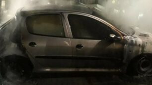 L’auto bruciata in via Fiume