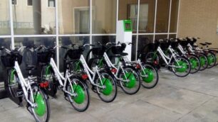 Una postazione di bike sharing: le bici sono elettriche