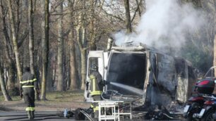 Foto: brucia furgone in piazza Citterio a Monza