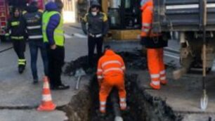 I lavori di riparazione in via San Carlo
