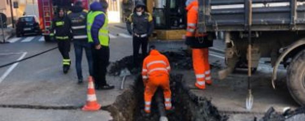 I lavori di riparazione in via San Carlo