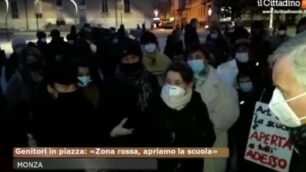 Genitori in piazza a Monza: «Chiude tutto, apriamo le scuole»