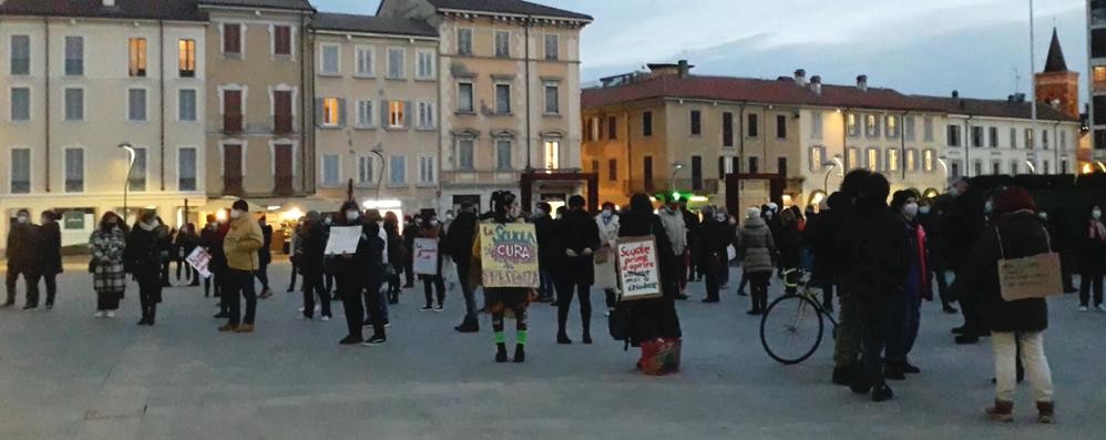 Monza manifestazione genitori per riapertura scuola superiore venerdì 15 gennaio 2021