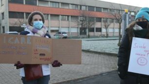 Monza Istituto Mapelli Silvia Epicoco e Katerin Weinstok -mamme di studenti - protestano per il mancato rientro degli studenti