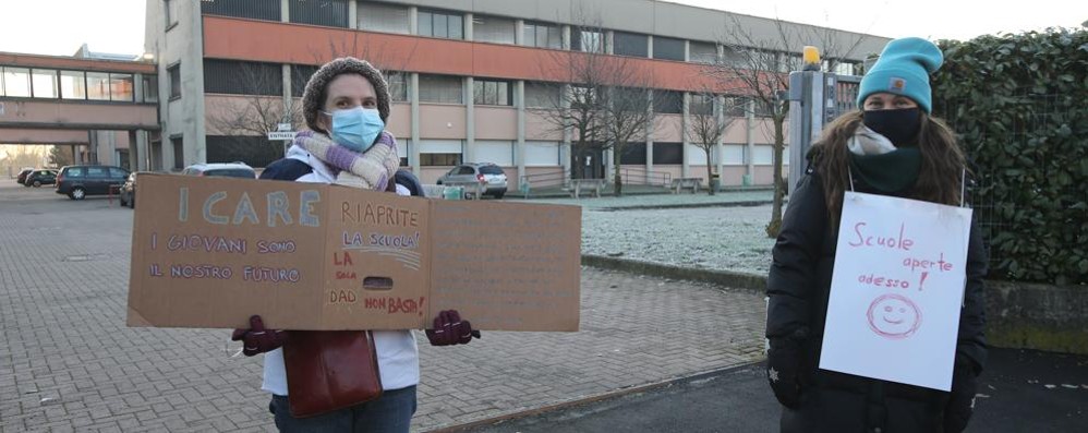Monza Istituto Mapelli Silvia Epicoco e Katerin Weinstok -mamme di studenti - protestano per il mancato rientro degli studenti