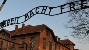 L’entrata del campo di concentramento di Auschwitz